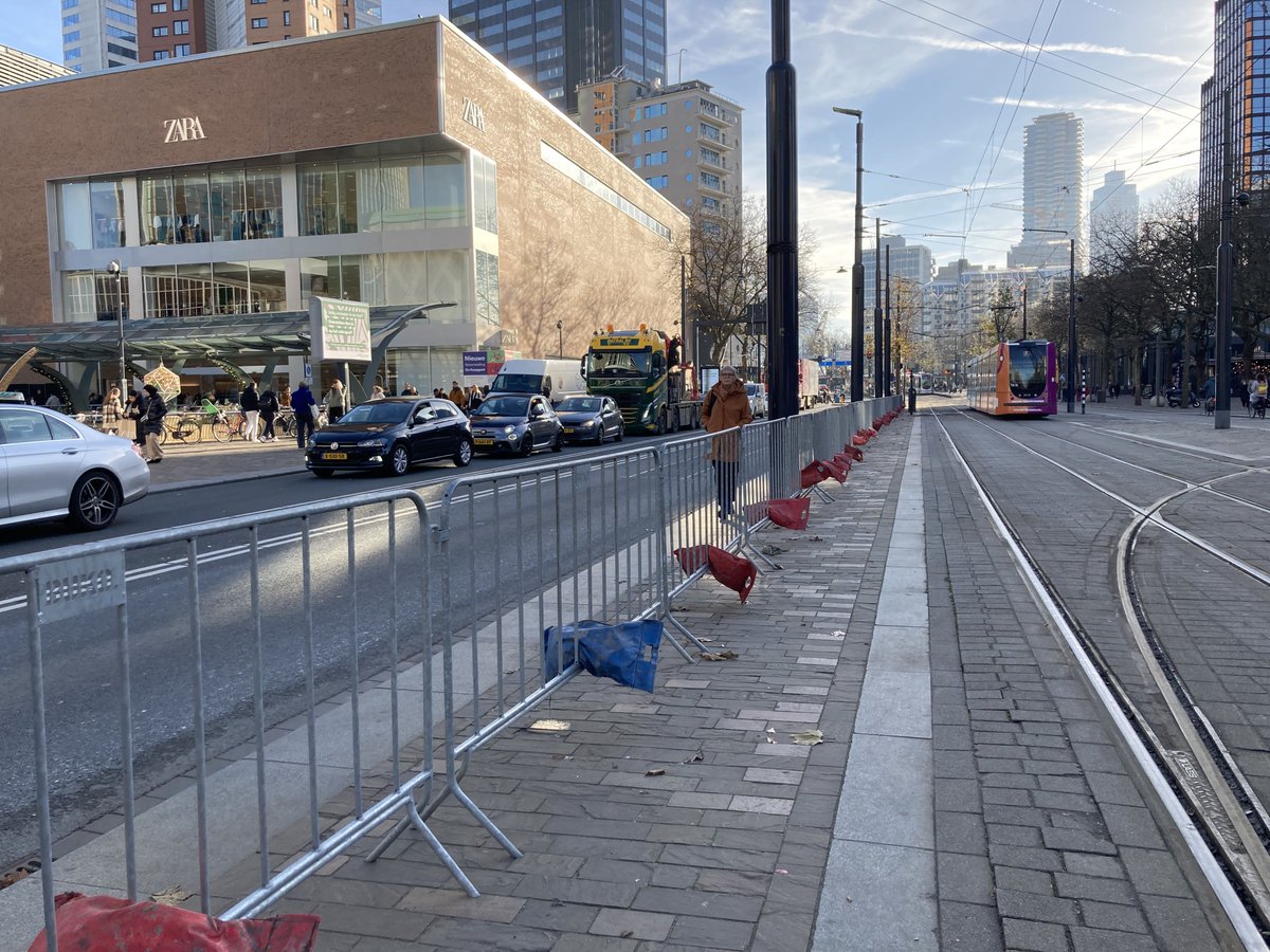 Om de komende feestdagen veilig te houden komen er tijdelijke hekken op de Coolsingel. De hekken moeten ervoor zorgen dat het winkelend publiek het zebrapad gebruikt, en niet oversteekt tussen de rijdende auto’s en over de drukke trambaan.

Meer info 👉 rotterdam.nl/veilig-winkele…