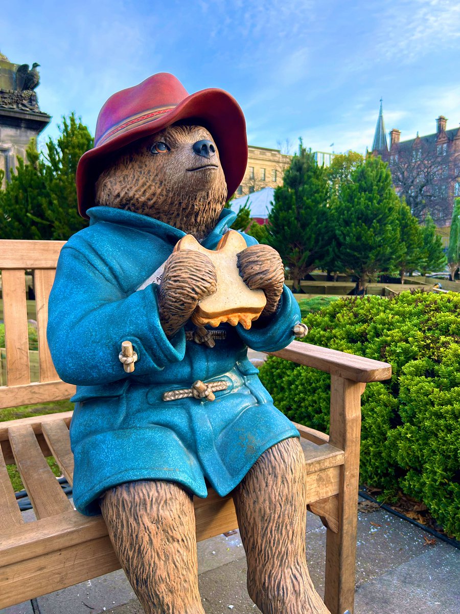 LStewart_books's tweet photo. Edinburgh has a special visitor 
#Edinburgh #PaddingtonInPeru #Paddington #Bear https://t.co/mhdQ7Xwk68