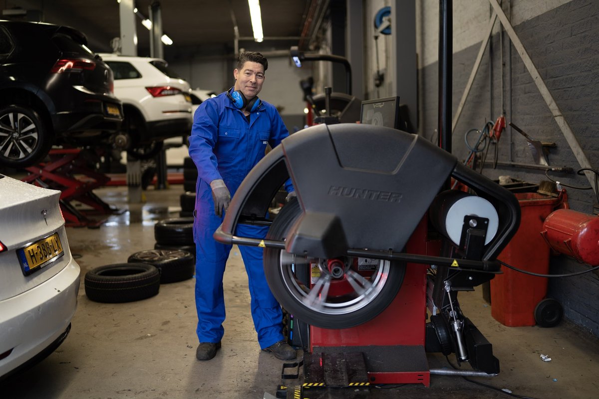 Desmond Labrijn werkt al bijna 25 jaar bij ABI in Veenendaal. “Wat op de kalender staat is waar: als er hulpmiddelen zijn, dan gebruik ik die. Maar als er geen hulpmiddelen zijn, dan maak ik ze zelf." Hij vertelt wat hij gemaakt heeft en meer op bit.ly/3Z8YpLP