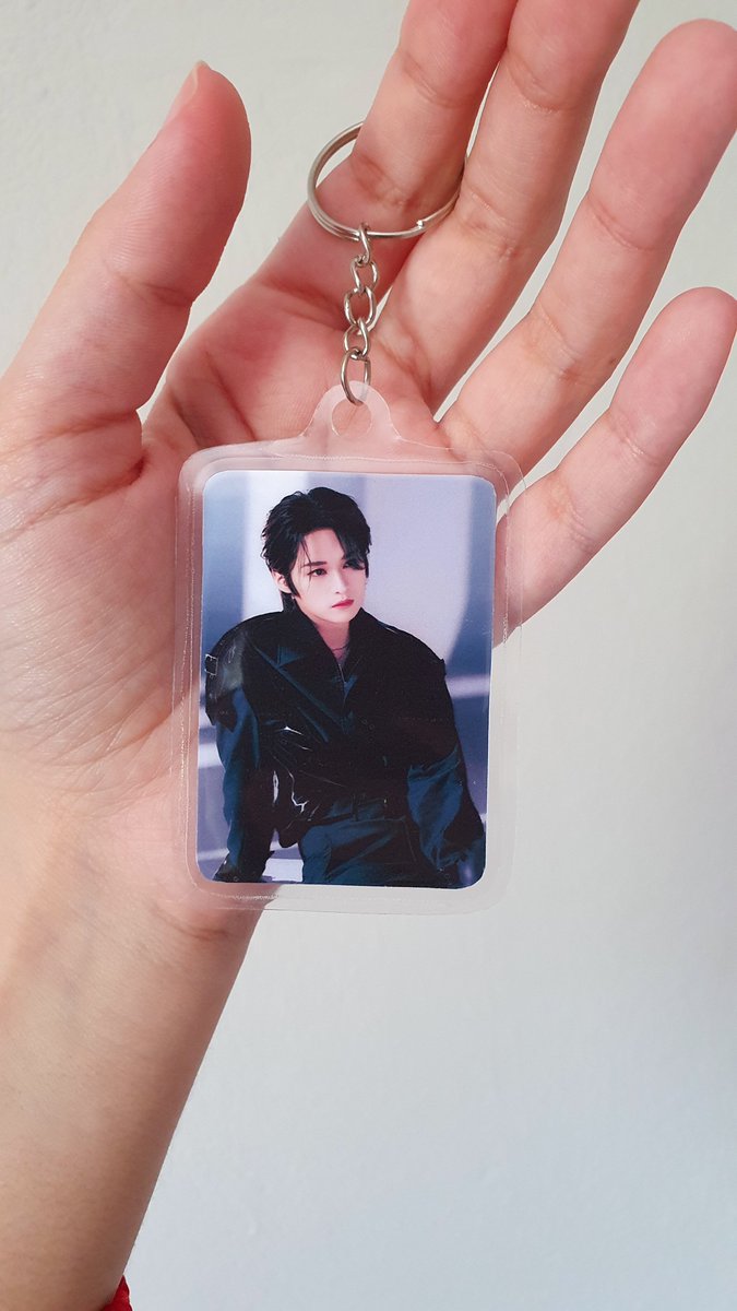 storee_sk's tweet photo. Pessoal, quem for no show do Stray Kids no Morumbi no dia 05, eu vou estar vendendo um kit (chaveiro, photocard ou polaroid e ingresso personalizado) https://t.co/bodORrG5Zq