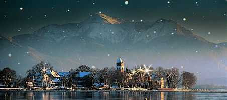 Éiner der schönsten Christkindlmärkte im Chiemgau. Der Christkindlmarkt auf der Fraueninsel. Mit den Schiffen der Chiemseeschifffahrt erreichen Sie die beiden Chiemseeinseln. Weitere Infos auf unserer Website: chiemsee-hotel-wassermann.de/winterveransta…