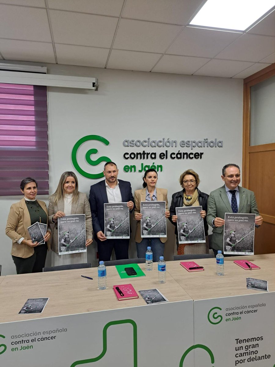 Colegio Enfermería (@enfermeriajaen) on Twitter photo ▶️ 🌞 Campaña de concienciación solar en el olivar
<a href="/EnfermeriaJaen/">Colegio Enfermería</a> ha participado en esta iniciativa de la <a href="/ContraCancerJA/">ContraElCáncerJAÉN</a> para concienciar a los trabajadores de la aceituna sobre la importancia de protegerse de la radiación solar como medida preventiva contra el cáncer de piel. ▶️ 🌞 Campaña de concienciación solar en el olivar
<a href="/EnfermeriaJaen/">Colegio Enfermería</a> ha participado en esta iniciativa de la <a href="/ContraCancerJA/">ContraElCáncerJAÉN</a> para concienciar a los trabajadores de la aceituna sobre la importancia de protegerse de la radiación solar como medida preventiva contra el cáncer de piel.