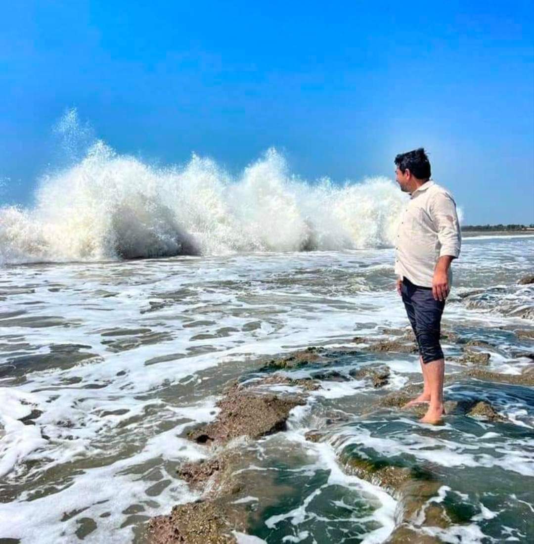 MorjalRamratan's tweet photo. "जब पार्टी गठजोड़ और राजनीतिक दबाव के खिलाफ खड़ा होना हो, तो कुछ नायक ही आगे आते हैं। #नरेश_मीणा_को_रिहा_करो - यह सिर्फ एक रिहाई की मांग नहीं, बल्कि लोकतंत्र की सच्चाई और न्याय की लहर है। हम सब एक साथ हैं! ✊ #नरेश_मीणा_को_रिहा_करो
@NareshMeena__
@AadivasiSamachr @1K_Nazar https://t.co/BA24xpsljh
