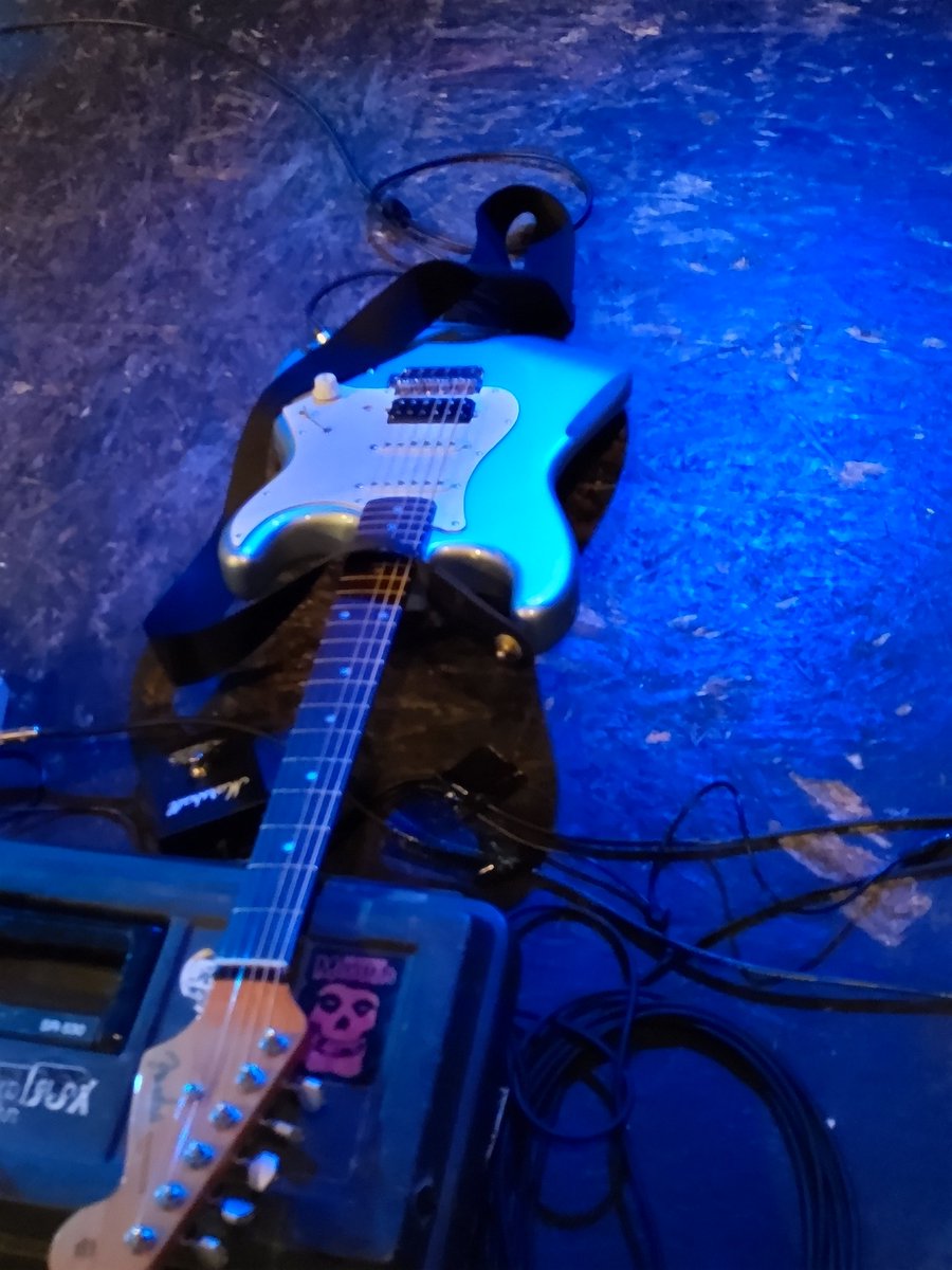 punkids18255's tweet photo. 新神楽でALIVESのライブ😆
まさかのグッフォーの「ON THE LINE」と「Slacs’song」とブリンク182のカバー「dumpweed」もやってくれてめっちゃ贅沢なライブやった✨
タニーさんのMCもおもしろすぎてカッコよくて楽しすぎて最高でした!
次のライブもし決まったら絶対行こう👍
#ALIVES
#TANNY https://t.co/UdUH1v5rhK
