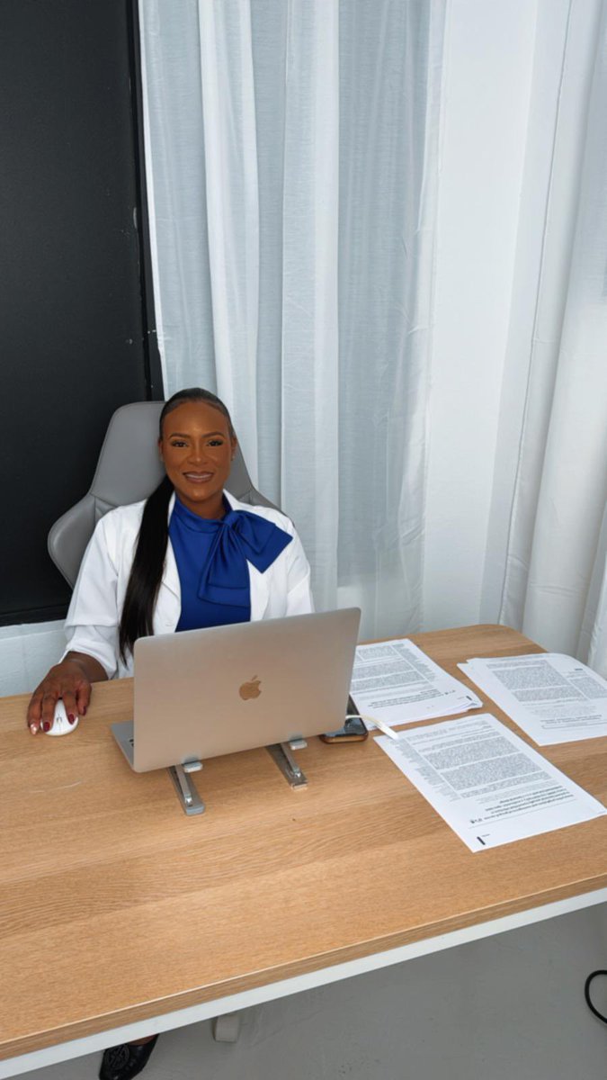 _Shida90's tweet photo. Allow me to reintroduce myself…Rhashida Curry - Doctor of Pharmacy Candidate. #NewProfiePic #SelfImprovement #ProfessionalGrowth #professionalwoman https://t.co/49jVkuer3H