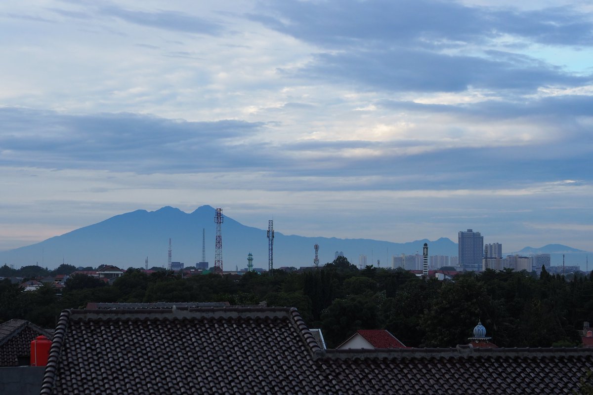 ekomiyadi's tweet photo. POV: Punya rumah tinggi di Jakarta Timur #udarabersih #udarasegar #gunungsalak #from #jakarta #today https://t.co/E6HGgWKC9M