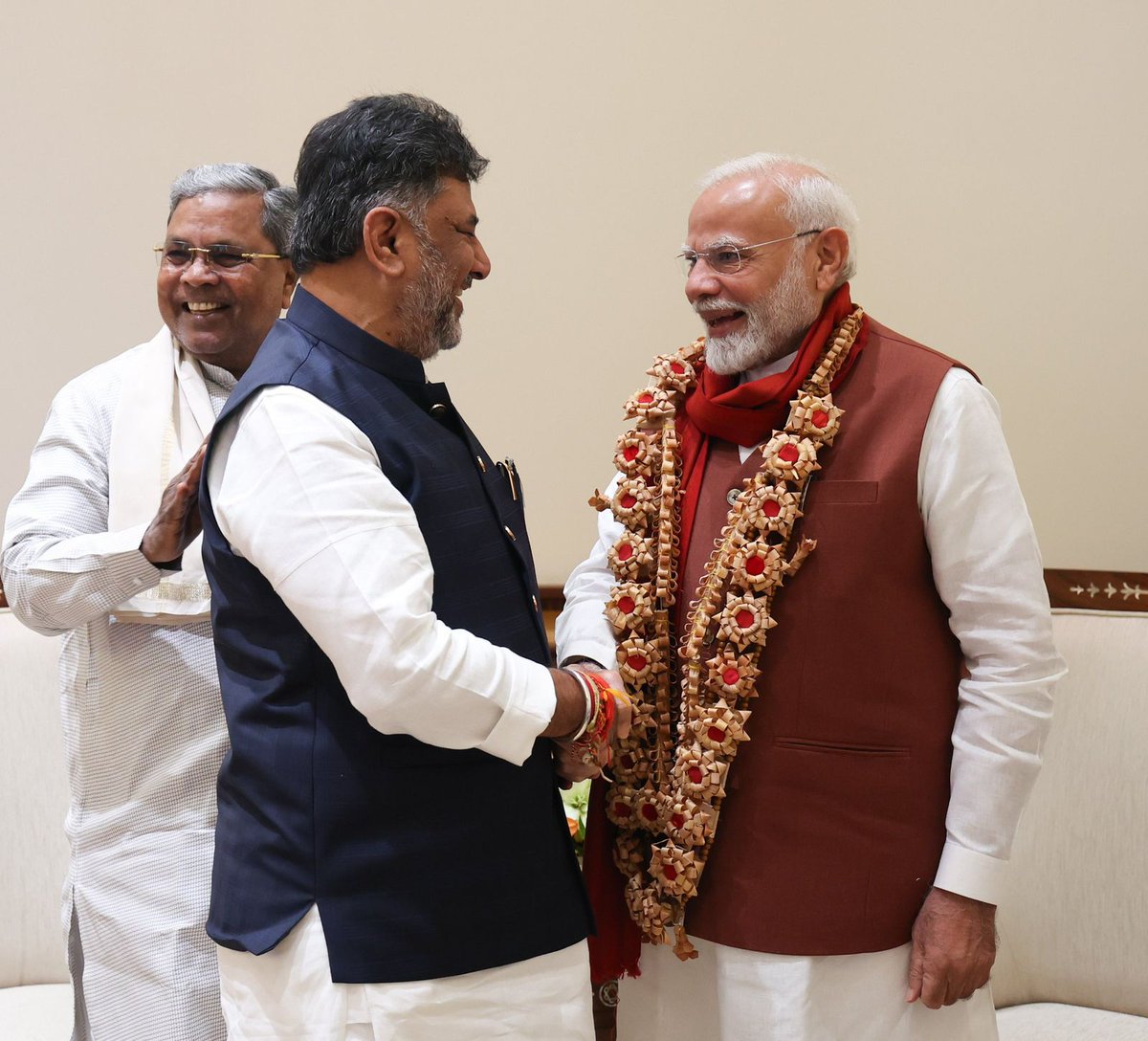 राजकारण!

कार्यकर्त्यांनी एकमेकांच्या उरावर बसा. राजकारणात असे क्षण नसावे, असे माझे मत नाही. सत्ताधारी आणि विरोधक वैयक्तिक शत्रू नसावेतच, फक्त हेच सूत्र कार्यकर्त्यांना सुद्धा सांगावे. नाहीतर कार्यकर्त्यांच्या झुंजी लावून आपण अशी राजकीय संस्कृती (?) जपत राहायची!