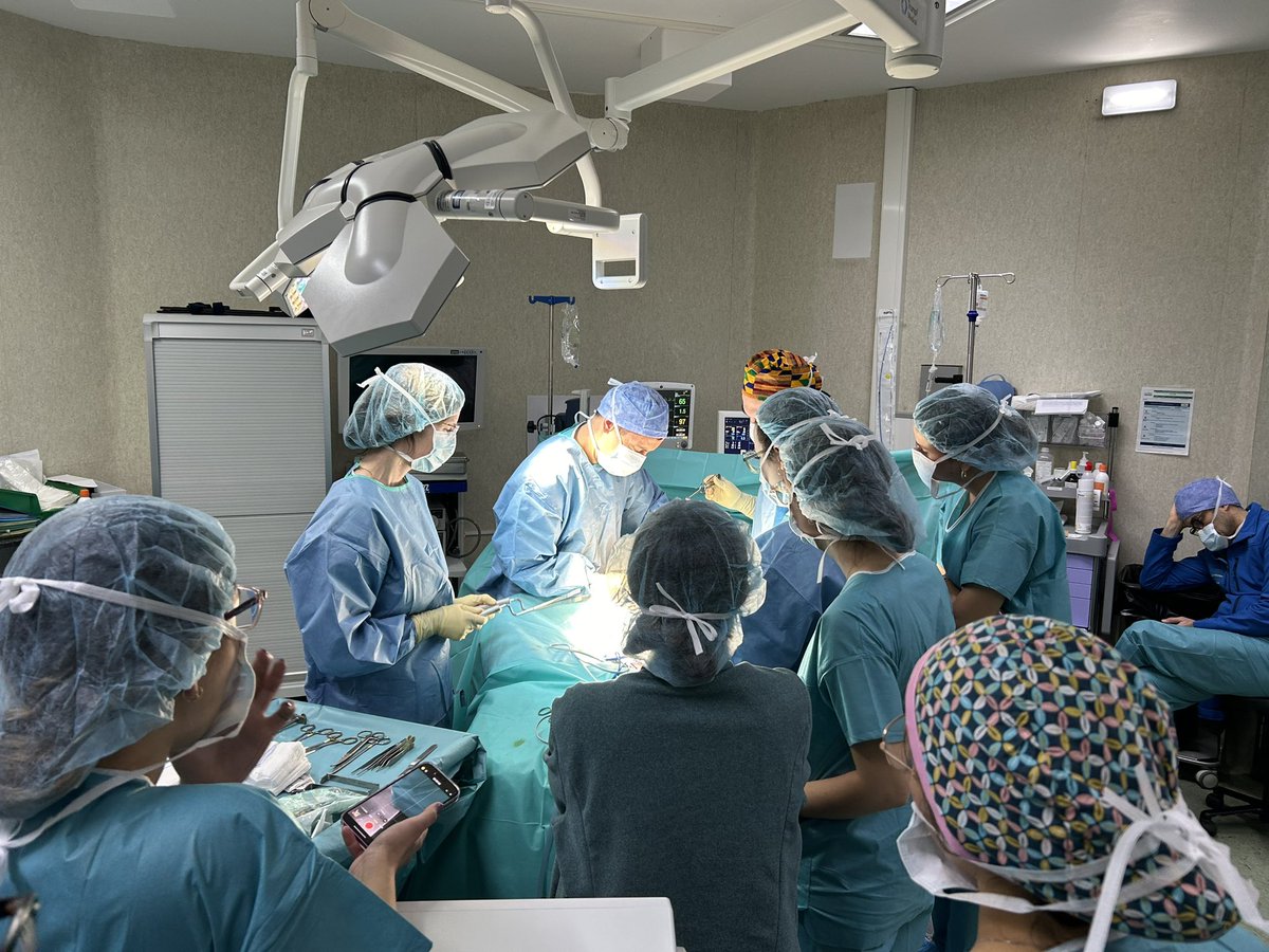 JosepTorremade's tweet photo. Amazing Live Surgery Workshop at @hospitalclinic with the visiting professor @jetterrier . 3 complex cases: ipp+ectopic reservoir (Torremadé), ipp transgender phaloplasty (Terrier) and ipp subcoronal peyronie (d’Anna). Learning and sharing experiences with an outstanding team! https://t.co/ng93nyjdvc
