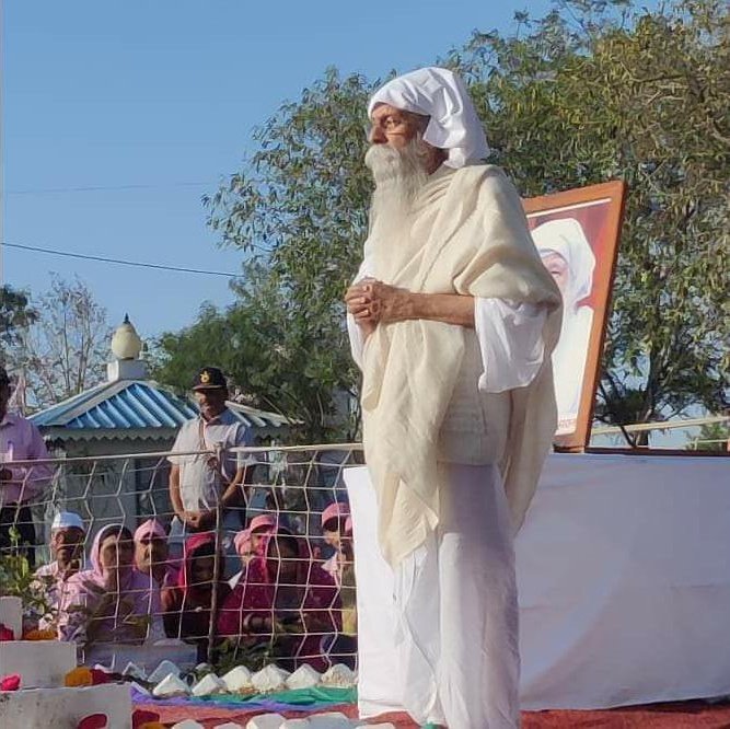 🍀🌺 जय गुरुदेव 🌺🍀🙏
        गुरु के समान कोई दाता नहीं और शिष्य के सदृश याचक नहीं. गुरु ने त्रिलोक की सम्पत्ति से भी बढकर ज्ञान और दान दे दिया.।।
Jai Gurudev
सुख शांति का बिगुल बजाओ
#गुरु_दर्शन_कर_मुक्ति_पाओ