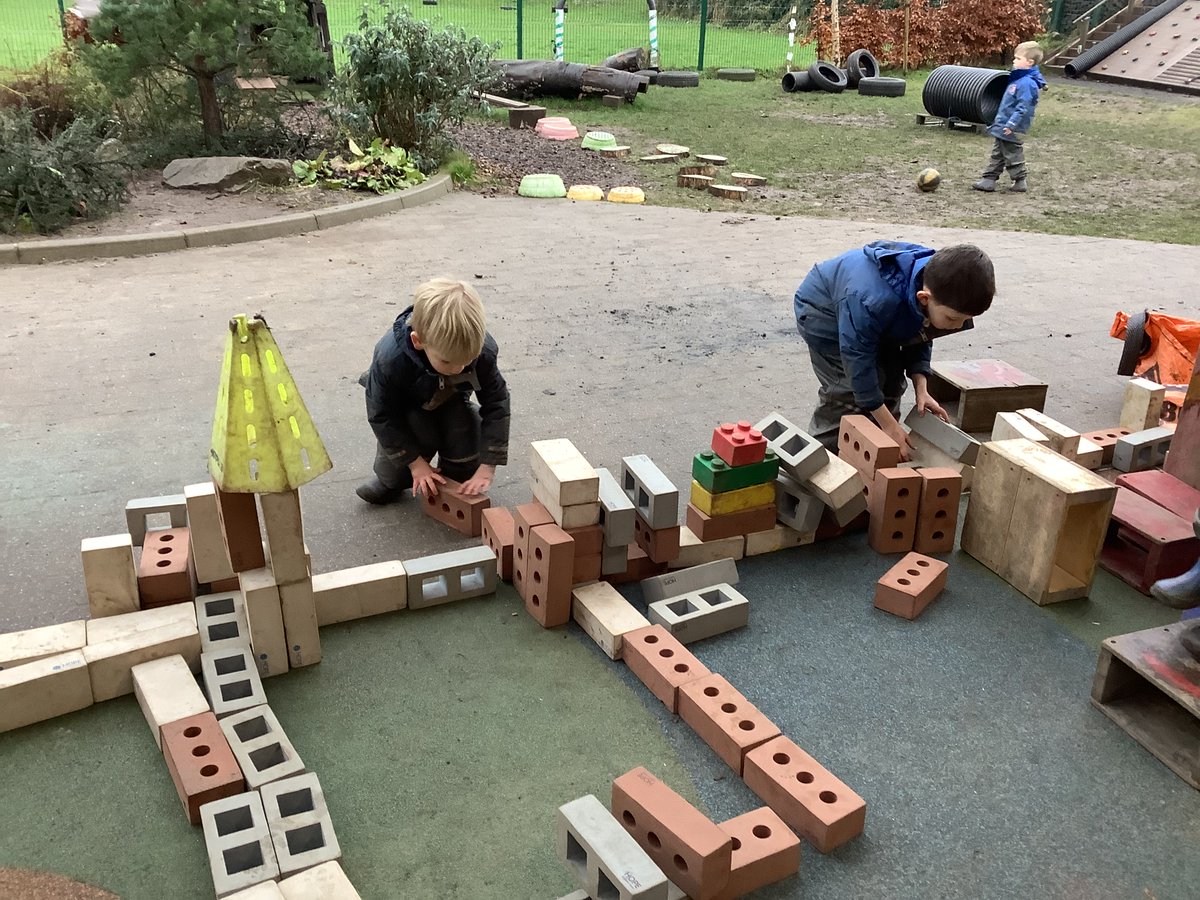 ElccHouston's tweet photo. Inspired by St Andrews day celebrations the children showed excellent planning and hand eye co-ordination as the children built a Houston castle . This castle had a “peep eye hole” to see who is at the door and a “giant” chair for the king of Scotland. https://t.co/6o4XLqXA26