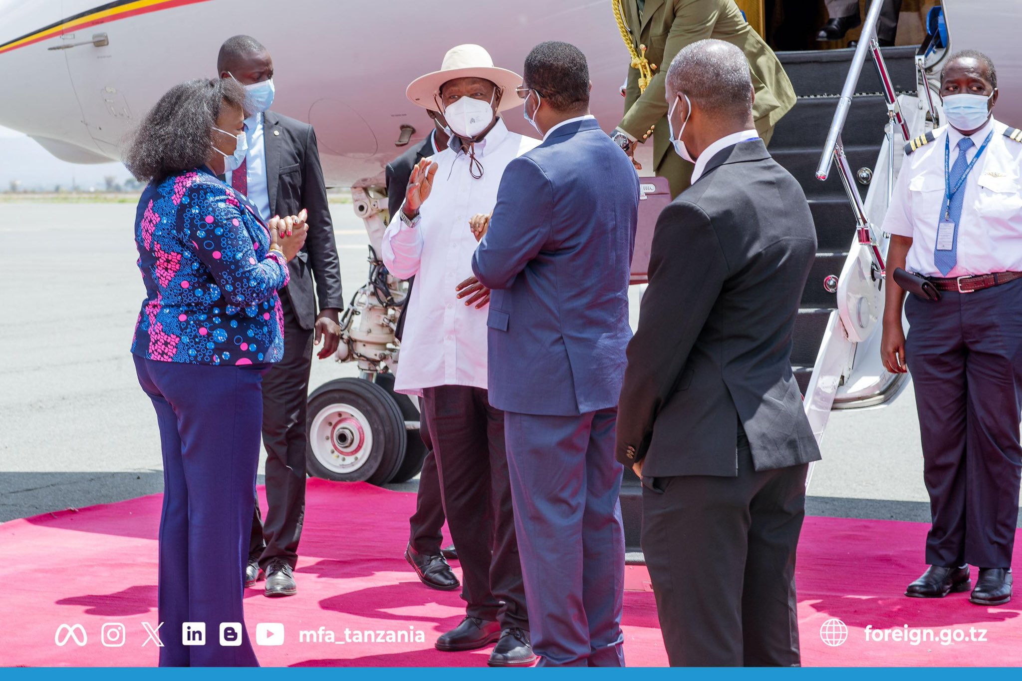 Rais wa Jamhuri ya Uganda, Yoweri Kaguta Museveni, amewasili Tanzania leo, Novemba 29, 2024, kushiriki Mkutano wa 24 wa Wakuu wa Nchi za Jumuiya ya Afrika Mashariki (EAC), unaofanyika Arusha Novemba 29 na 30.