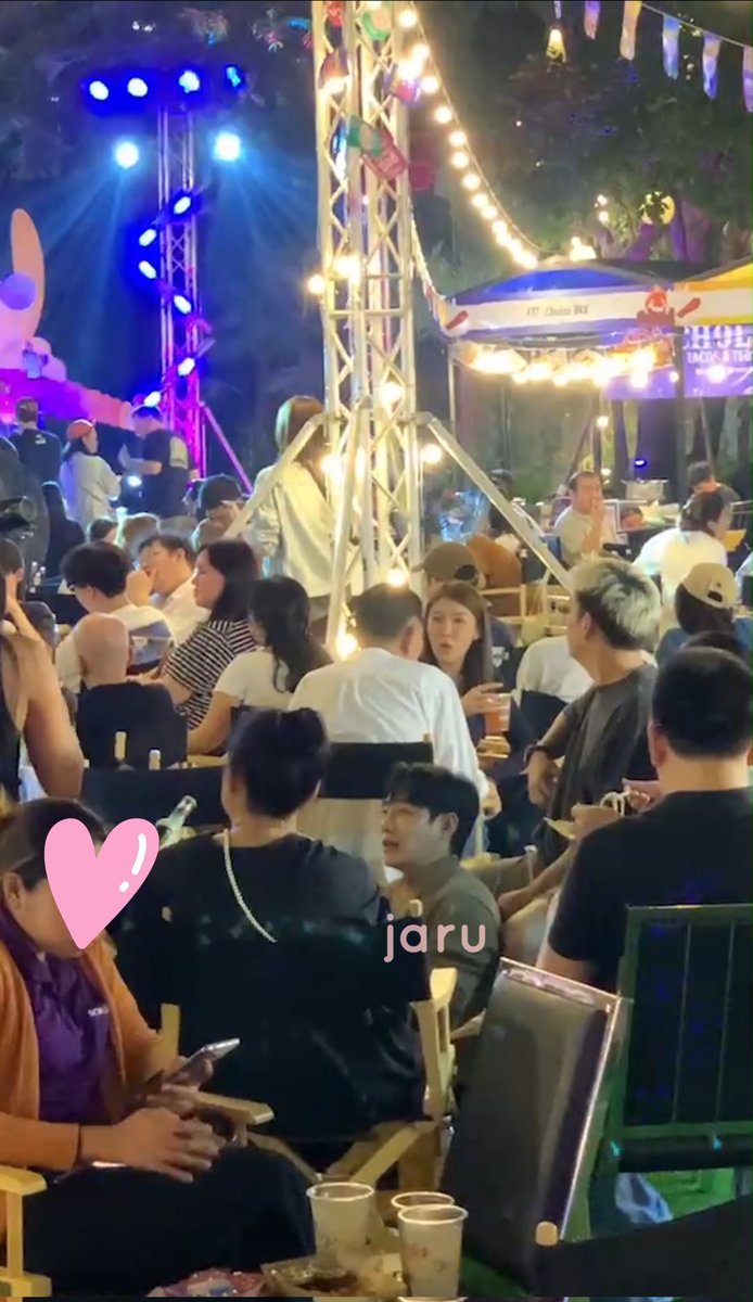 JaruKh's tweet photo. เจอที่ห้างกลางเมืองอีเว้นท์ที่เหมาะสมกับพิค😂 พร้อมเพื่อน พี่เลี้ยง พี่คนขับ ไม่มีเรื่องเล่าเพราะ zoom ระยะไกล  
#เป๊กผลิตโชค
#PeckPaLitChoke https://t.co/x2guZtG2yn