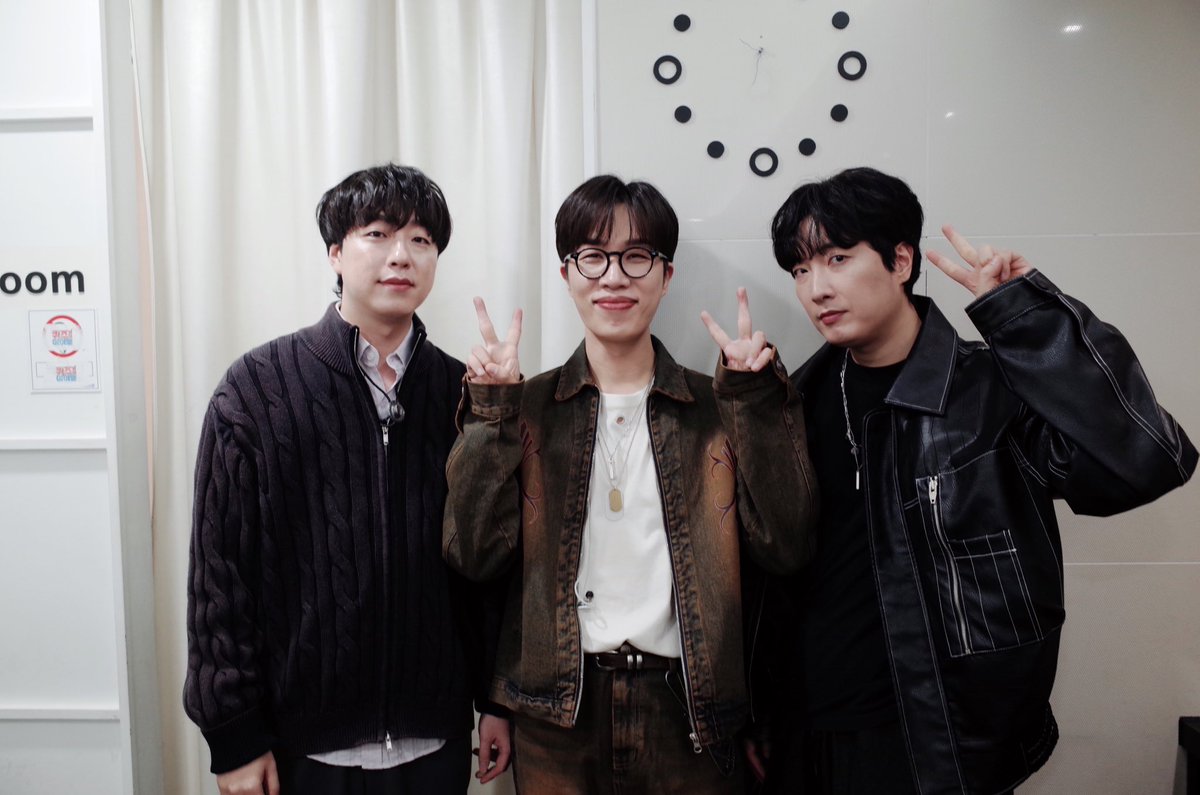 오랜만의 더 시즌즈 나들이✨

방송으로 처음 공개된 소란 신곡 [목소리]
즐겁게 들으셨나요?

소란 전매특허 북유럽댄스를 선보인 가을목이부터
오랜만에 들려드린 아이폰 알람(Band Ver.)까지!🎸

12월 2일 6시 발매될 소란 신곡 [목소리]도 많은 사랑 부탁드려요🎈

#소란 #SORAN
#고영배 #서면호