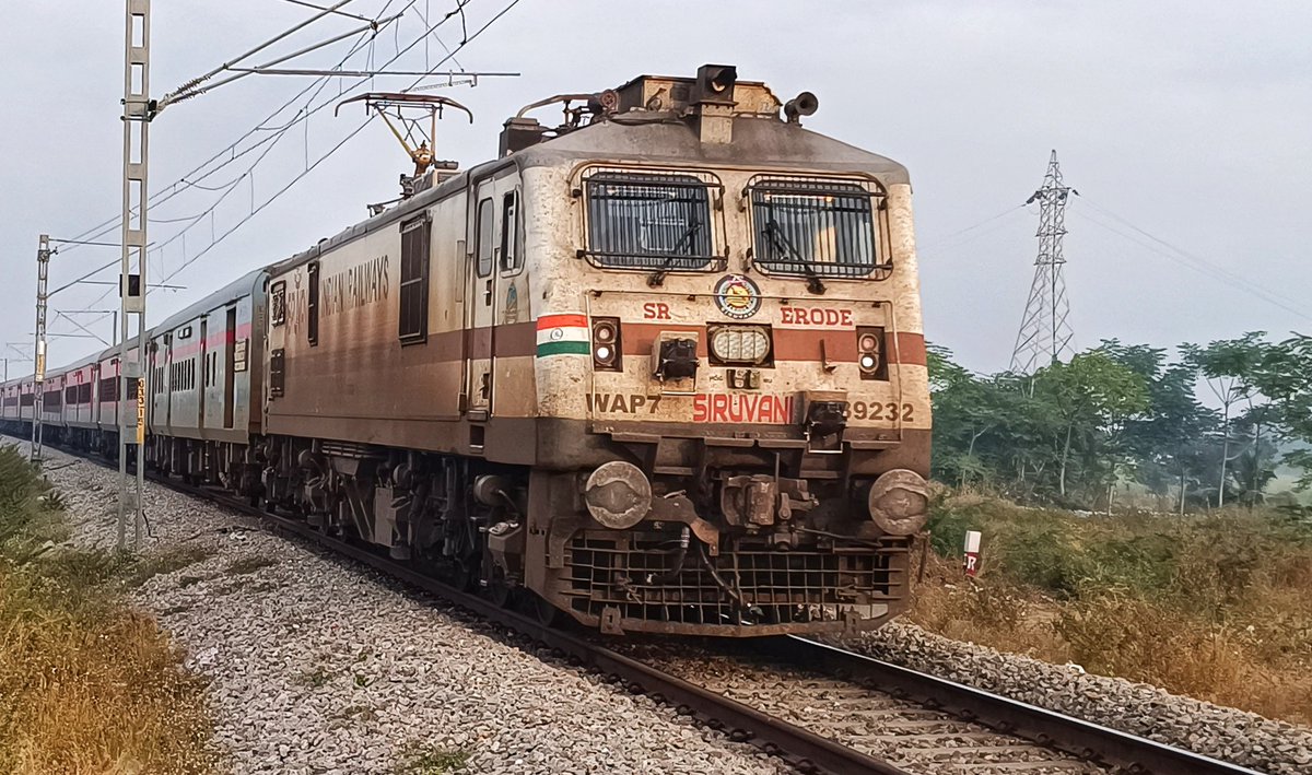 ✨ SIRUVANI ✨
. 
In Frame Erode WAP-7 39232 "Siruvani" powering 16339 Mumbai CSMT - Nagercoil Express
#irailways #IndianRailways #Mumbai #nagercoil #Erode #wap7 #siruvani