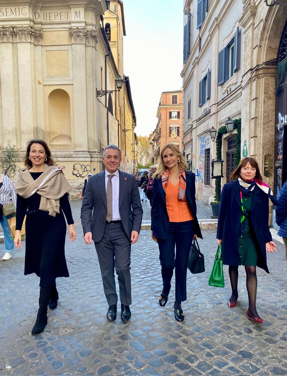 Una diplomazia🇨🇭tutta al femminile a #Roma conduce a passo certo <a href="/ignaziocassis/">Ignazio Cassis</a> per le strade della Capitale. La visita del Consigliere fed. termina oggi: dopo la visita a <a href="/santegidionews/">Comunità di Sant'Egidio</a>🇻🇦, apertura del #Forum di Dialogo🇨🇭🇮🇹e incontri alle Agenzie <a href="/UN/">United Nations</a>🇺🇳Buon rientro in #Svizzera!