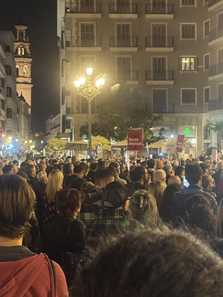 kayaya19's tweet photo. Emoción e indignación a partes iguales a las 20h y 11’ en Valencia justo un mes después de aquel fatídico día que #MazonDimision olvidó que era President de todos los valencianos.
Han habido 222 fallecidos y 4 siguen desaparecidos. 
Hay un responsable: Mazón https://t.co/jqPR2YtHsJ