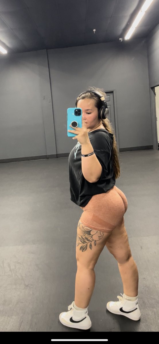 riley_morgannn1's tweet photo. Say hi &amp; I’ll tell you how to get my number in you dm🥰 https://t.co/ZalrUOKpX6