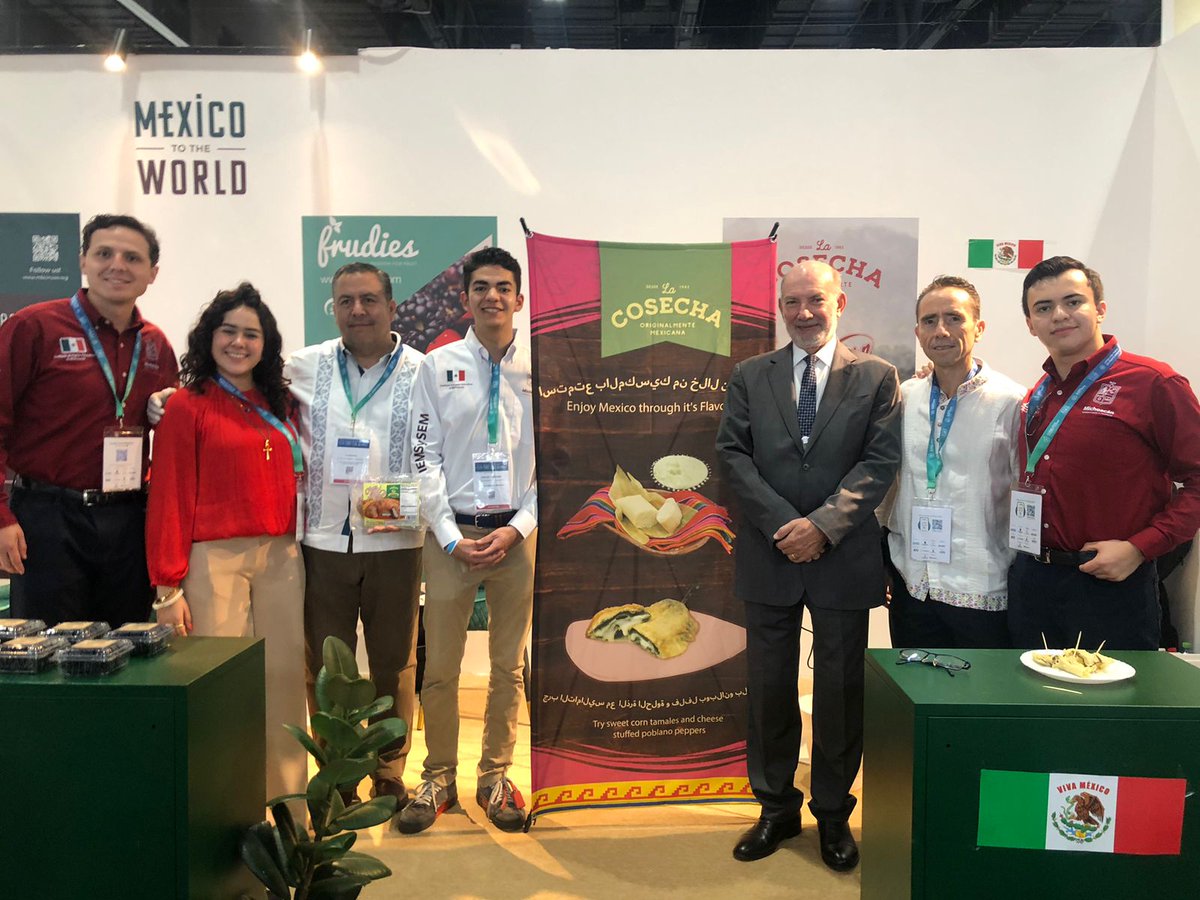 EmbaMexEAU's tweet photo. El Embajador @ladealba participó esta semana en el #GlobalFoodWeek. Se exhibieron productos de 25 empresas 🇲🇽 en una de las ferias de alimentos más importantes donde destaca el compromiso de Abu Dhabi con la mejora de la #seguridadalimentaria
#desarrollosostenible https://t.co/8viMs2CTRk