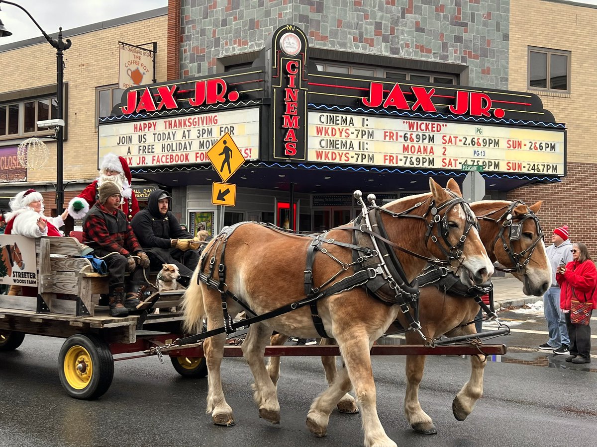 Heavy snow shower moving through Littleton #NH at the moment. It arrived shortly after the conclusion of the town’s annual Christmas Parade. #FestiveFeels 🎅🏻🎄❄️