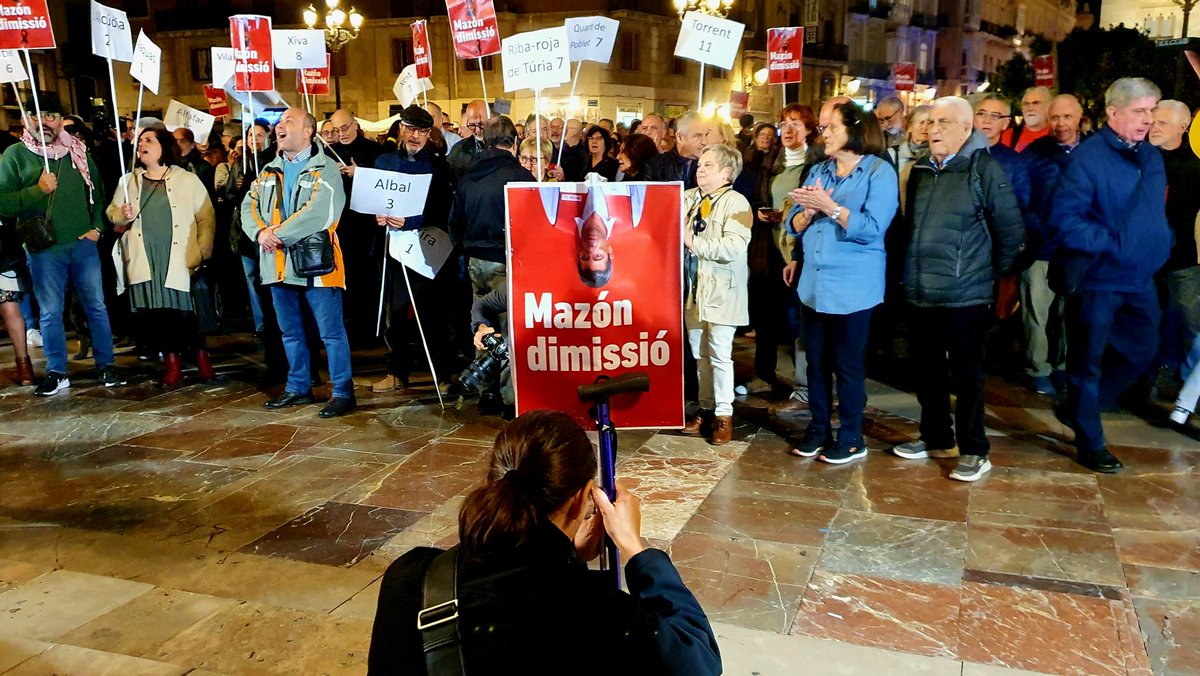 Ahora mismo en la Plaza de la Vírgen, a un mes de la tragedia  (evitable), del 29 de octubre donde perdieron la vida 220 personas y 4 aún están desaparecidas, gritamos: ¡Mazón Dimissió!.

#MazonDimissió
#CriminalitatValenciana
#DANAValència2024
#ElPresidentAPicassent