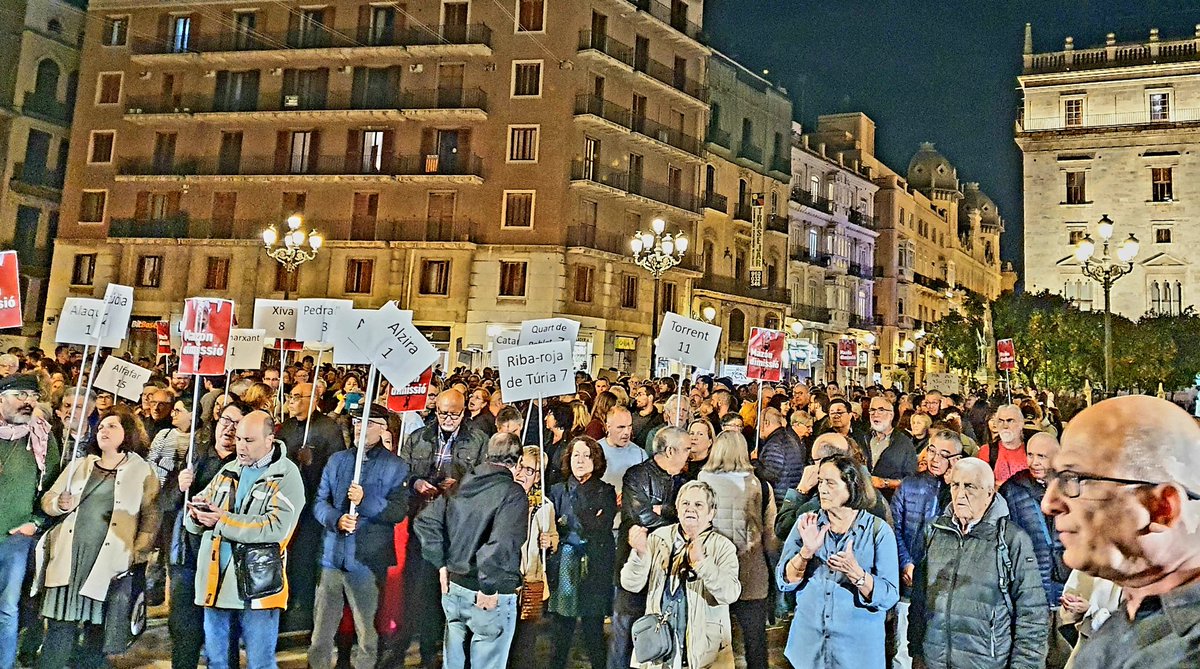 SoL_ALe87's tweet photo. Ahora mismo en la Plaza de la Vírgen, a un mes de la tragedia  (evitable), del 29 de octubre donde perdieron la vida 220 personas y 4 aún están desaparecidas, gritamos: ¡Mazón Dimissió!.

#MazonDimissió
#CriminalitatValenciana
#DANAValència2024
#ElPresidentAPicassent https://t.co/z6sLToOs1F