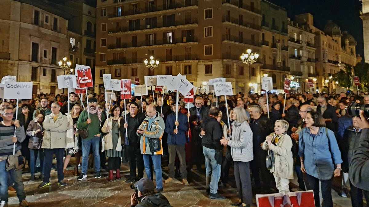 SoL_ALe87's tweet photo. Ahora mismo en la Plaza de la Vírgen, a un mes de la tragedia  (evitable), del 29 de octubre donde perdieron la vida 220 personas y 4 aún están desaparecidas, gritamos: ¡Mazón Dimissió!.

#MazonDimissió
#CriminalitatValenciana
#DANAValència2024
#ElPresidentAPicassent https://t.co/z6sLToOs1F