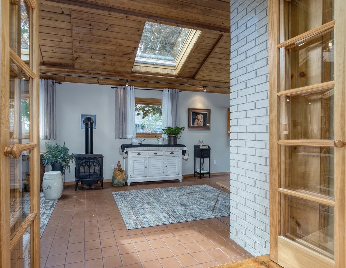 redbrickreb's tweet photo. *Fabulous #Elora Retreat* This home offers a unique design with plenty of privacy only a short walk to Downtown and steps from the Grand River. It features a walk-out basement, hardwood floors, 3 fireplaces, a backyard and so much more! https://t.co/toyrC4VDeQ