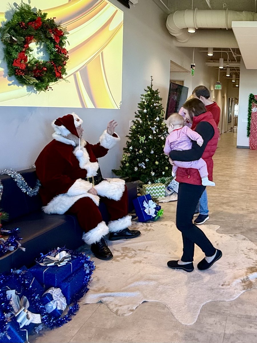 ProgressSW's tweet photo. The Raleigh team kicked off the holiday season in style! From the 7th floor, they enjoyed front-row views of the Holiday Parade, sipped on hot chocolate, got creative with holiday crafts and had a delicious breakfast.
#ProgressPROUD #HolidayCheer https://t.co/Rd8laHEgC7