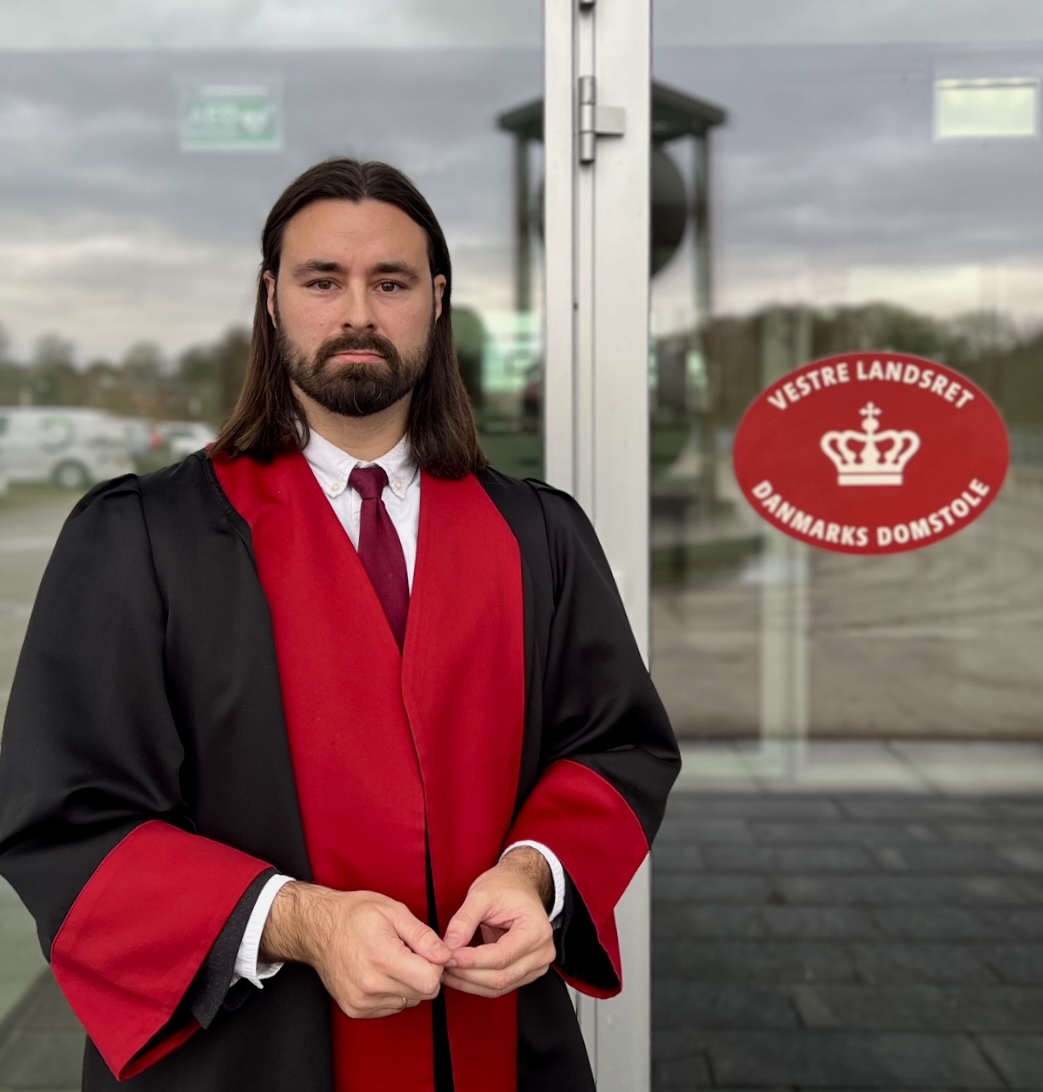 I dag havde jeg min første sag for Landsretten, hvor jeg overfor 3 Landsdommere tordnede imod en indgroet praksis for menneskerettighedskrænkelser overfor danske forældre - særligt overfor fædre. 

Accepten af forælderfremmedgørelse, hvor gode forældres forhold til deres børn