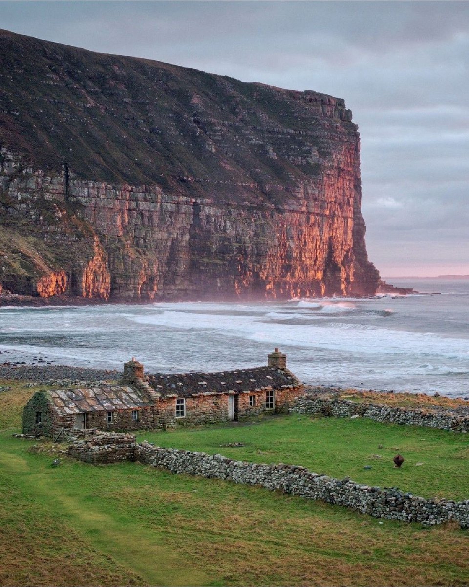 How gorgeous is this sunset on #Orkney?! 😍🔥 

📍 Rackwick Bay 📷 <a href="/orkneycom/">orkney.com</a>