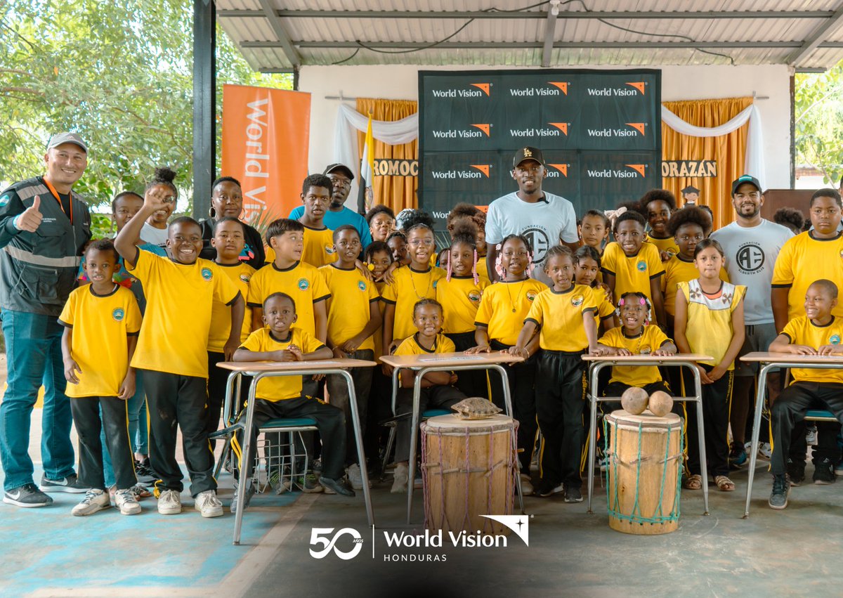 WorldVisionHN's tweet photo. ¡Un paso importante por la educación en San Juan Tela!
World Vision Honduras y la Fundación Alberth Elis, realizaron la entrega de pupitres al Centro de Educación Básica Luis Bográn, mejorando el entorno de aprendizaje de los estudiantes.
#FundaciónAlberthElis #WorldVisionHn https://t.co/udCVk2ciCM