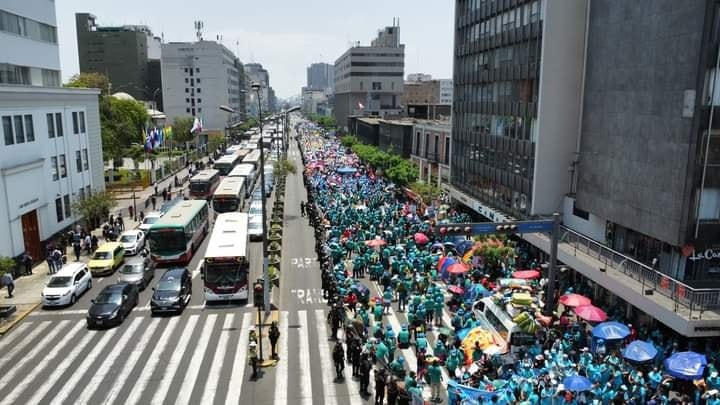 ElmerAyala_PE's tweet photo. No, no se les acabaron los megas.

¿Se dan cuenta que la fachería limeña mediática, seguidores a ultranza de Keiko y RLA no andan pidiendo a gritos que liberen la Av. Abancay? 

Ni las carreteras de, por ejemplo, Arequipa, que obliga a todos los transportistas de carga pesada a regalar o tirar sus productos perecibles, generando cientos de miles de soles en pérdidas también en las demás actividades que requieren esta vía liberada.

Los mineros informales van viviendo en plena Av. Abancay más de una semana, resguardados incluso por la PNP. Esas narrativas de "las libertades de los demás..." desaparecieron como por arte de magia, hasta mutis de los más rancios almirantes de batea. 

Saquen su línea.
