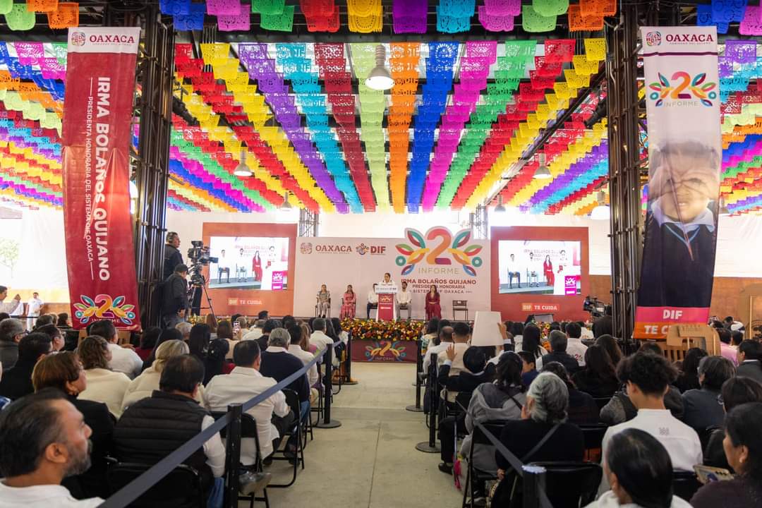 Asistí al 2do Informe de Resultados del Sistema DIF Oaxaca, encabezado por la Sra. Irma Bolaños Quijano. Nuestro Gobernador, <a href="/salomonj/">Salomón Jara Cruz</a>, reconoció los logros y avances de la #PrimaveraOaxaqueña en beneficio de las familias oaxaqueñas. #DIF #TrabajandoComoNuncaPorOaxaca