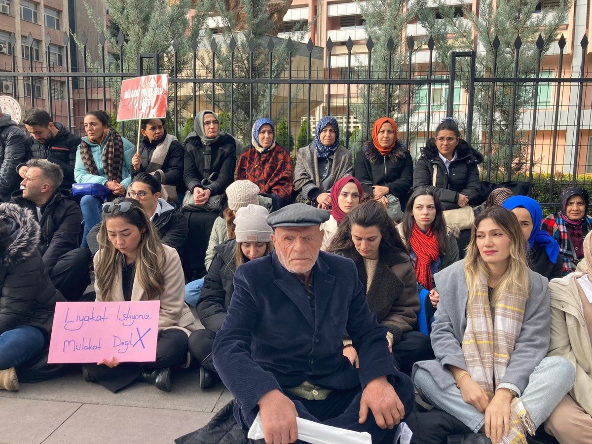 Öğretmen yalvarmaz
Öğretmen DERS verir
Mülakat mağduru değil atanma hakkı elinden alınan öğretmenleri artık sınıflarına kavuşturun.

#ÇözümYargıdaDeğilMEBde