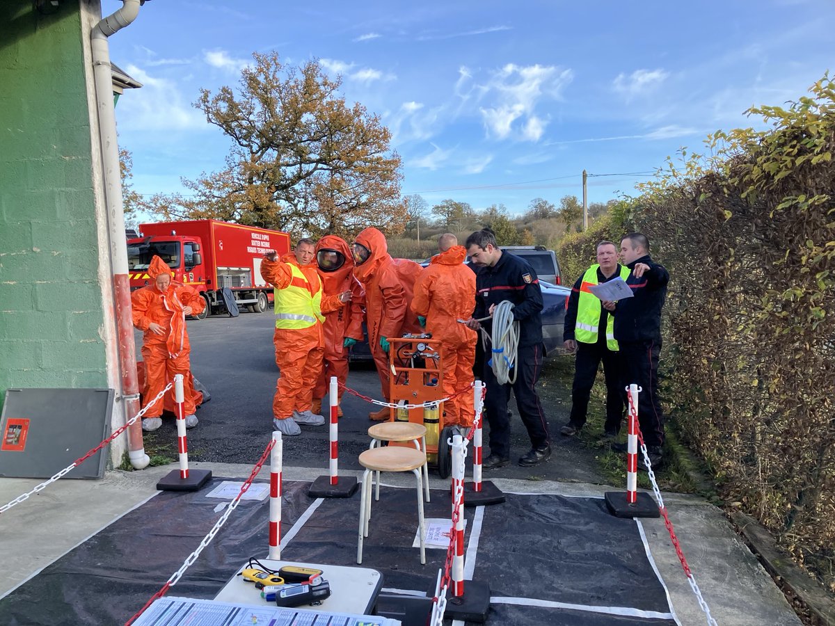 poissonchristo6's tweet photo. Fin de formation #RCH2 pour nos 16 stagiaires @Gendarmerie #F2NRBC @SDIS50. Un groupe soudé et très motivé qui a fait face à de nombreuses situations pédagogiques variées dans différents environnements industriels #ICPE. Bravo à tous.🧪☣️🚒👨🏻🚒 https://t.co/LUe4tbUMn8