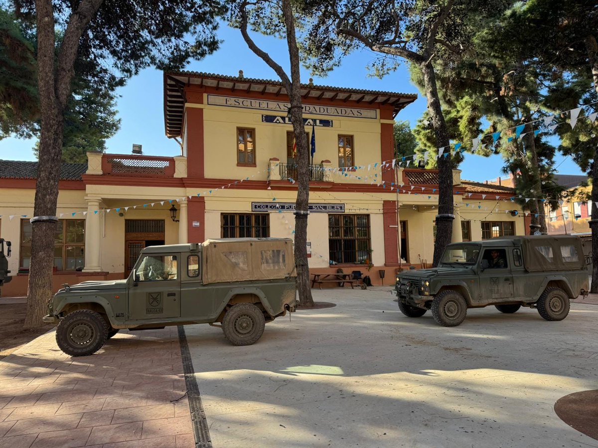 EjercitoTierra's tweet image. #Buenasnoches. El personal del Mando de Artillería de Campaña #MACA del #EjércitodeTierra están llevando a cabo una labor ejemplar en el Colegio "San Blas", en la localidad de #Albal @AjuntamentAlbal #Valencia. 
 ✅ Han realizado tareas de limpieza, pintura y reubicación de
