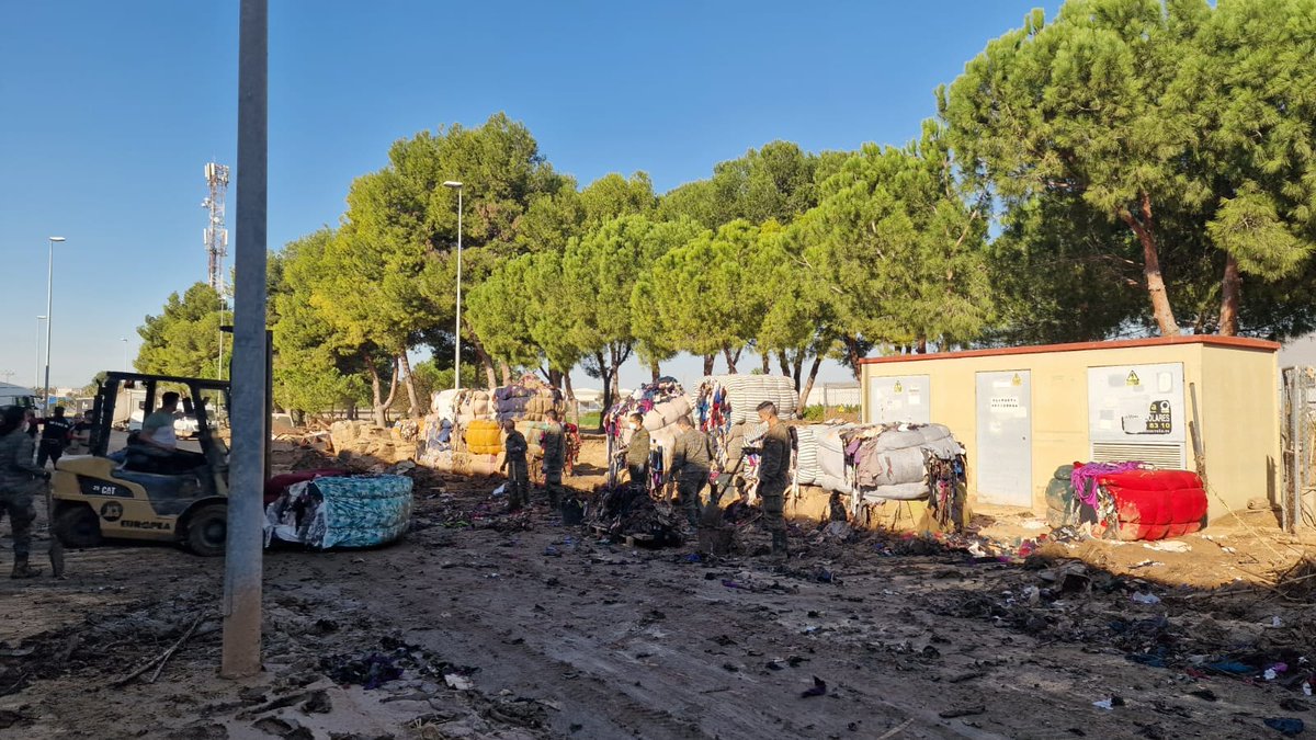 EjercitoTierra's tweet image. #Buenasnoches. El personal del Mando de Artillería de Campaña #MACA del #EjércitodeTierra están llevando a cabo una labor ejemplar en el Colegio "San Blas", en la localidad de #Albal @AjuntamentAlbal #Valencia. 
 ✅ Han realizado tareas de limpieza, pintura y reubicación de