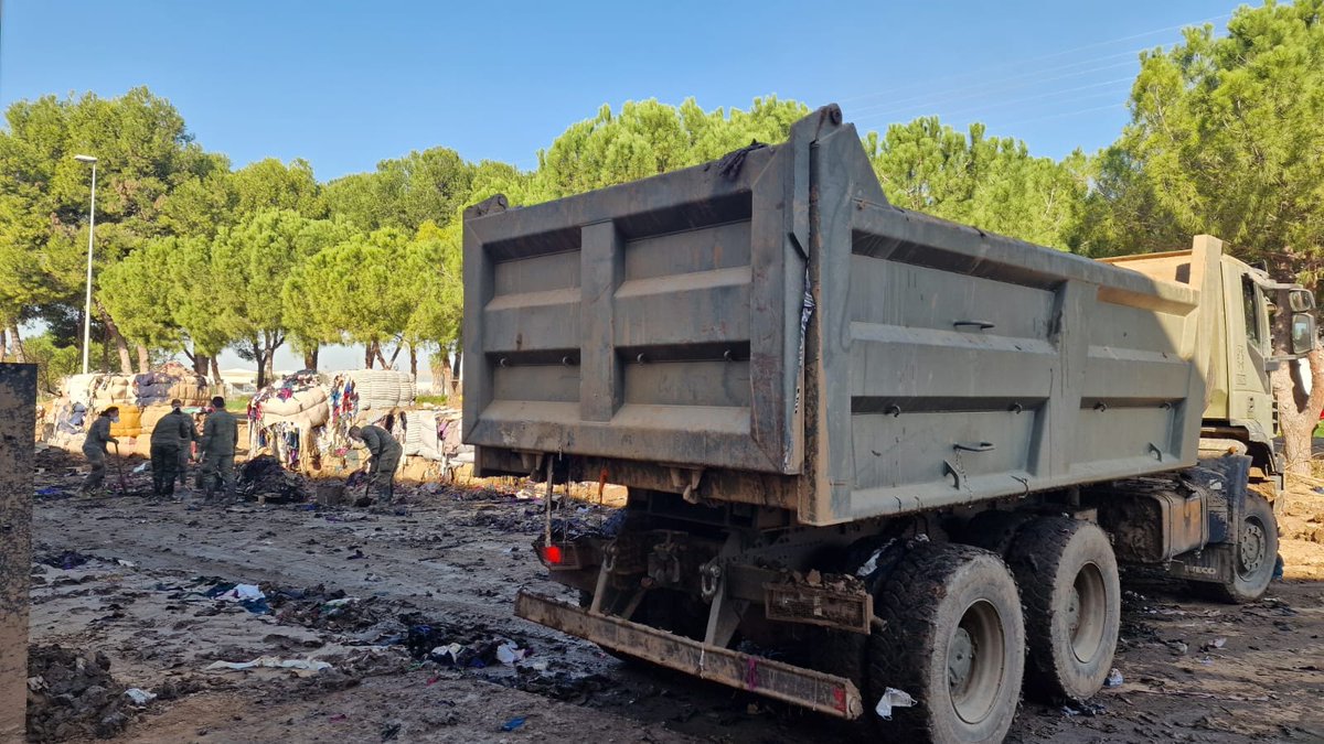 EjercitoTierra's tweet image. #Buenasnoches. El personal del Mando de Artillería de Campaña #MACA del #EjércitodeTierra están llevando a cabo una labor ejemplar en el Colegio "San Blas", en la localidad de #Albal @AjuntamentAlbal #Valencia. 
 ✅ Han realizado tareas de limpieza, pintura y reubicación de