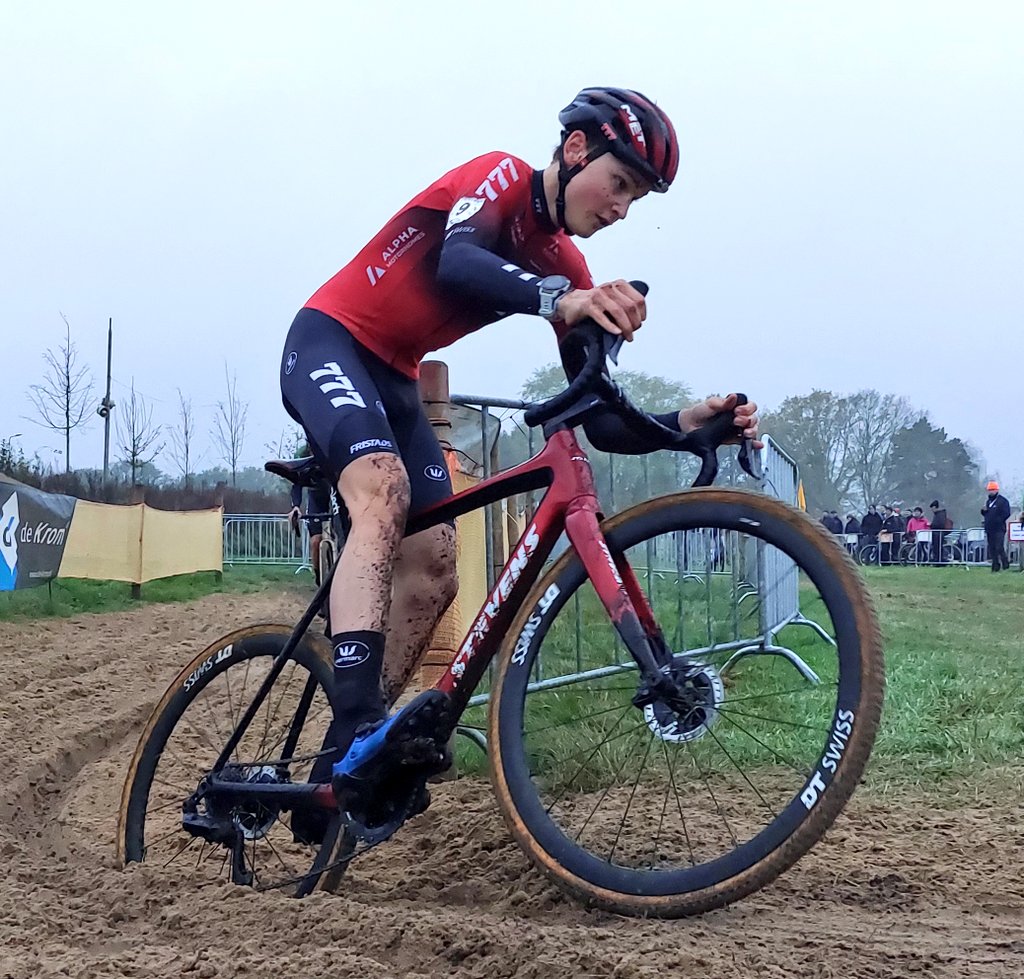 PodcastDeCross's tweet image. Zondag komt Fast Guus van den Eijnden in actie bij de @UCI_cycling Wordcup in Dublin 🇮🇪, maar deze week nam hij tijd voor @PodcastDeCross! Ook de rubriek "de nr. 11" en de crossen van deze week zijn besproken. Geniet van onze podcast via: open.spotify.com/episode/4DqIVQ… #cyclocross #cx