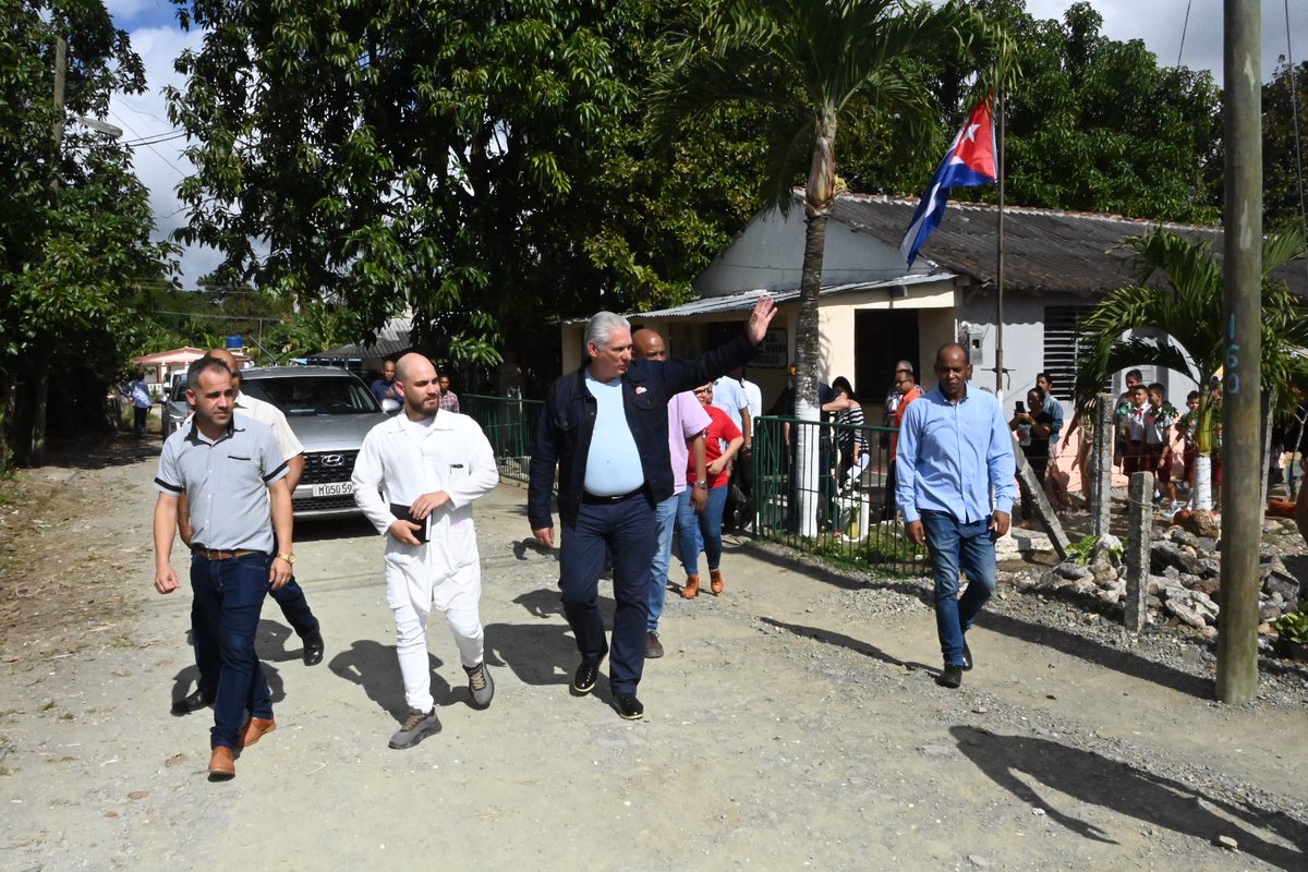 Presidencia Cuba 🇨🇺 (@presidenciacuba) on Twitter photo 🇨🇺| En una jornada bien intensa, el Presidente <a href="/DiazCanelB/">Miguel Díaz-Canel Bermúdez</a> visita ahora el municipio de Santa Clara.
En la mañana había estado en Sancti Spíritus.
#DePieYCombatiendo 🇨🇺| En una jornada bien intensa, el Presidente <a href="/DiazCanelB/">Miguel Díaz-Canel Bermúdez</a> visita ahora el municipio de Santa Clara.
En la mañana había estado en Sancti Spíritus.
#DePieYCombatiendo