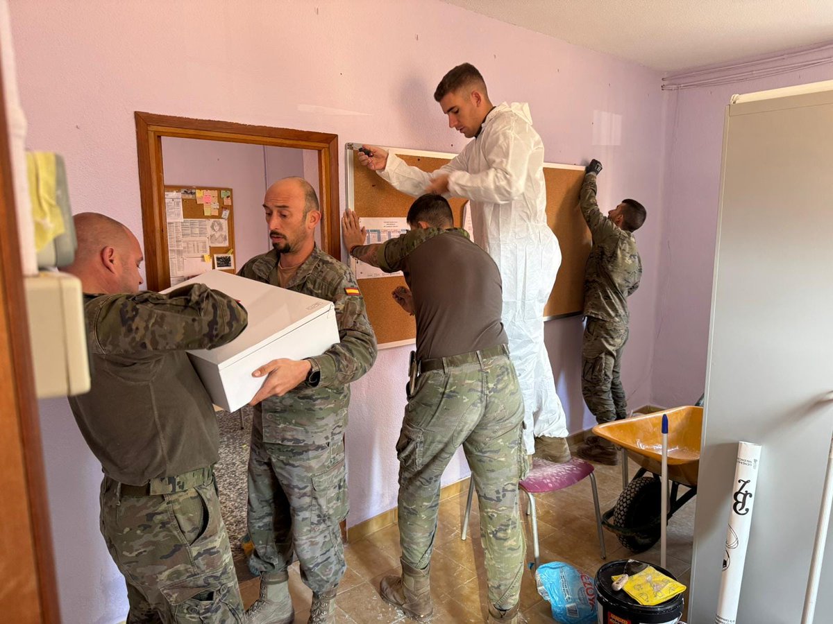 EjercitoTierra's tweet image. #Buenasnoches. El personal del Mando de Artillería de Campaña #MACA del #EjércitodeTierra están llevando a cabo una labor ejemplar en el Colegio "San Blas", en la localidad de #Albal @AjuntamentAlbal #Valencia. 
 ✅ Han realizado tareas de limpieza, pintura y reubicación de