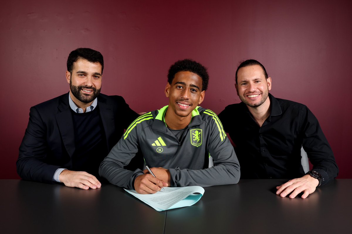 RodrigoFortes07's tweet photo. Proud to announce that I’ve signed my first professional contract with @AVFCOfficial 
This is just the beginning! 🤝🏽📝 https://t.co/vuNOx2x2c7