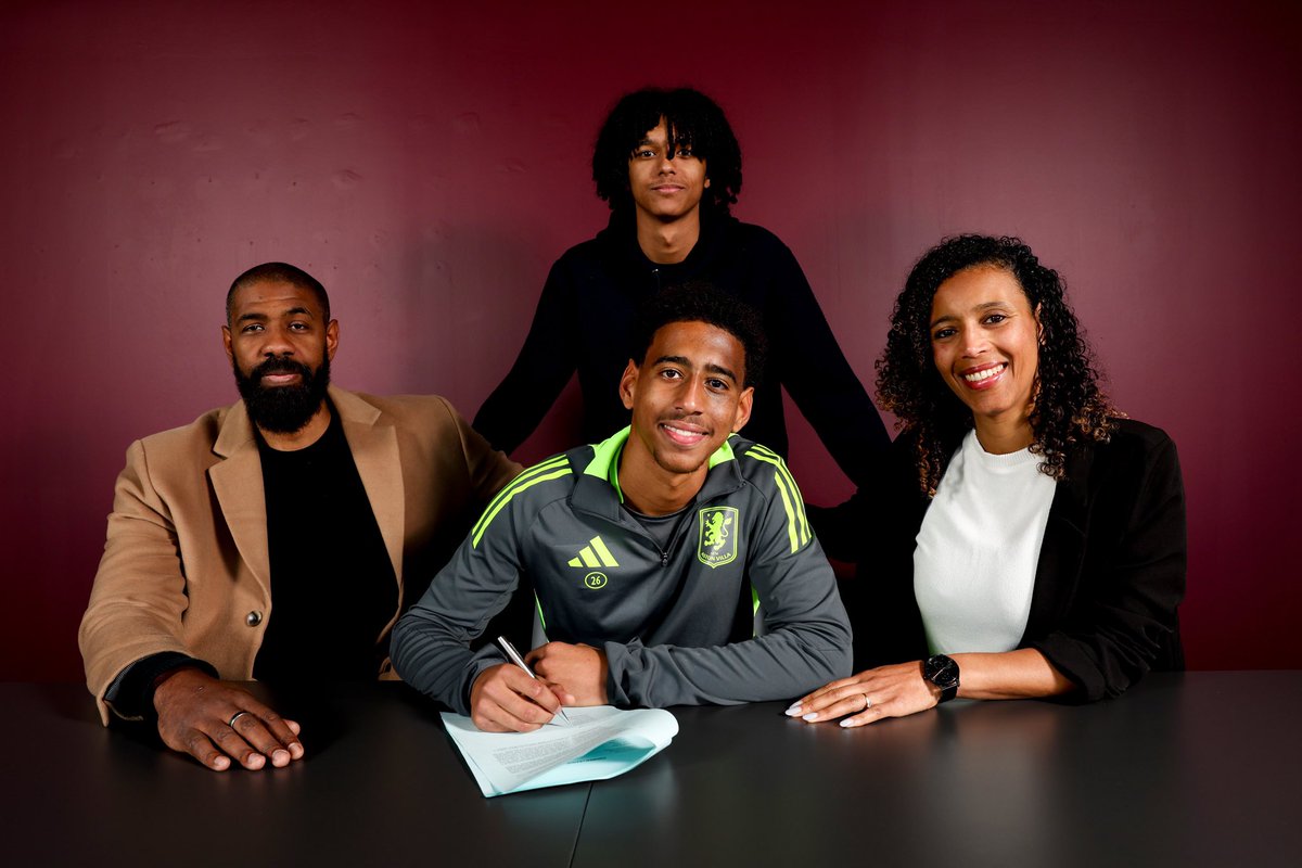 RodrigoFortes07's tweet photo. Proud to announce that I’ve signed my first professional contract with @AVFCOfficial 
This is just the beginning! 🤝🏽📝 https://t.co/vuNOx2x2c7