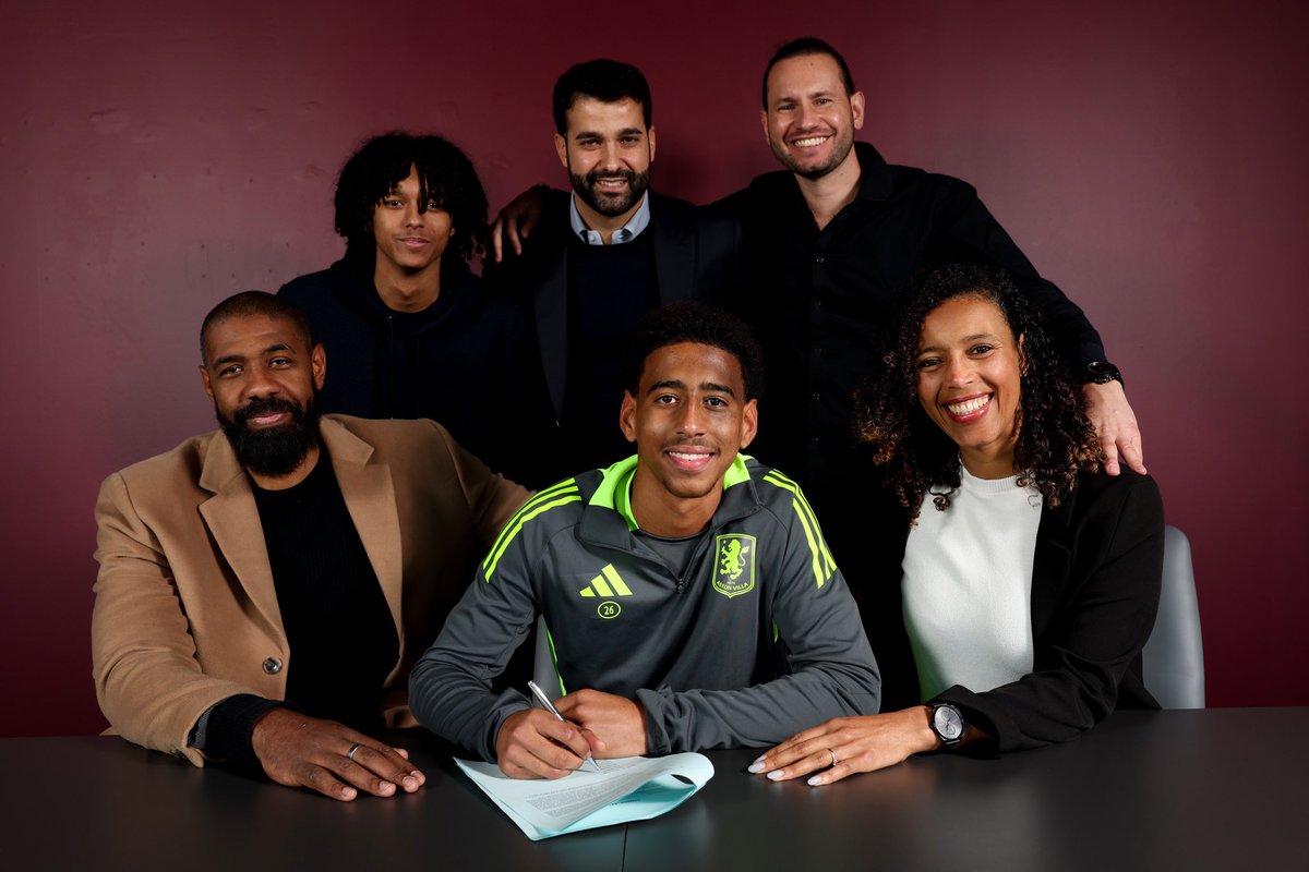 RodrigoFortes07's tweet photo. Proud to announce that I’ve signed my first professional contract with @AVFCOfficial 
This is just the beginning! 🤝🏽📝 https://t.co/vuNOx2x2c7