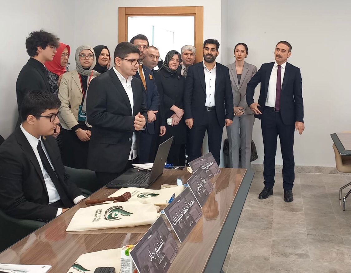 Akbakirkoy's tweet photo. Kaymakamımız @RecaiKaral , İlçe Milli Eğitim Müdürümüz @karzuoglu ,İlçe Gençlik ve Spor Müdürü Ecem Ülkem’in  katılımlarıyla Bakırköy Anadolu İmam Hatip Lisesi Birleşmiş Milletler Çalıştayı’nın açılış programına ilçe başkan yardımcımız @eaydogan24 ve teşkilatımız ile katıldık. https://t.co/sz2bnCr3rB