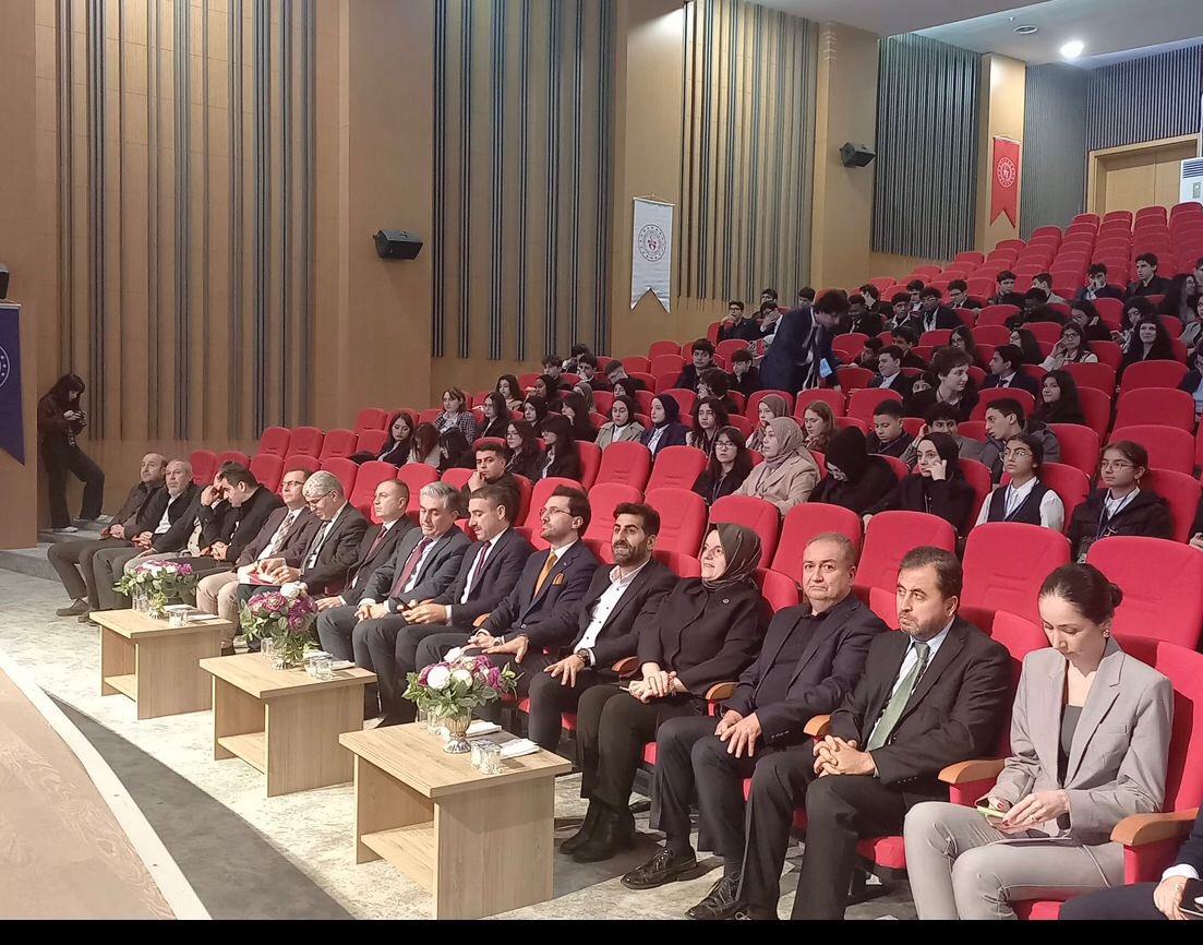 Akbakirkoy's tweet photo. Kaymakamımız @RecaiKaral , İlçe Milli Eğitim Müdürümüz @karzuoglu ,İlçe Gençlik ve Spor Müdürü Ecem Ülkem’in  katılımlarıyla Bakırköy Anadolu İmam Hatip Lisesi Birleşmiş Milletler Çalıştayı’nın açılış programına ilçe başkan yardımcımız @eaydogan24 ve teşkilatımız ile katıldık. https://t.co/sz2bnCr3rB