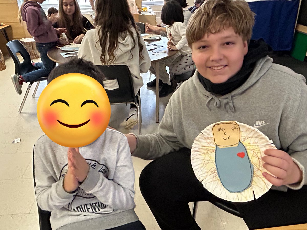 MuszynskiLauren's tweet photo. Helping our Kinder Buddies with a Christmas craft today ❤️ @StMarkDPCDSB https://t.co/hdGZB0oBav
