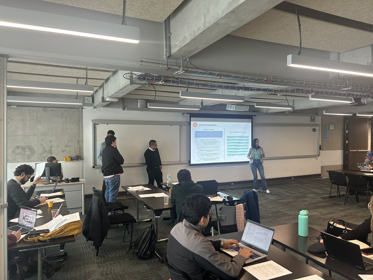 Presentación final sobre la aglomeración urbana de Cali abordando problemáticas y respuestas desde una aproximación crítica por parte de las y los estudiantes curso movilidad y estructura espacial urbana de la maestría en planificación urbana y regional <a href="/CiderUniandes/">Cider Uniandes</a> <a href="/Uniandes/">Uniandes</a>