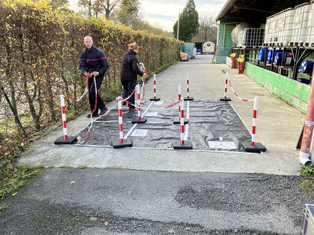poissonchristo6's tweet photo. Clap de fin de formation pour les stagiaires #RCH2. @SDIS50 @Gendarmerie. Merci aux industriels #CMC material #fabrinor pour la mise à disposition des infrastructures.👏👏🚒🧪👨🏻🚒 https://t.co/9zF1LKqof0