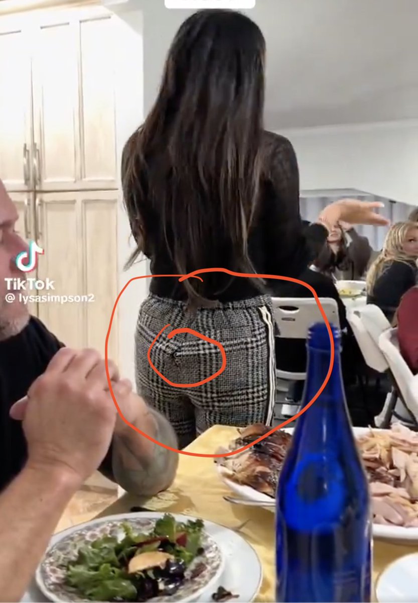 OMGPeopleareno1's tweet photo. #Temu SIL thinks #RHONJ fans would actually want to buy her plaid, polyester trouser/jogger hybrid nightmare pants when they ripped the day she wore them. ๐คฃRaise your hand if you wear latex tank tops to family dinners. #ThatAunt https://t.co/DFNcePcPMv